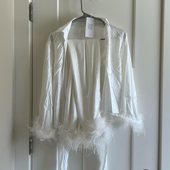 🤍White Satin Feathered Set 🤍 - Picture 3 of 11